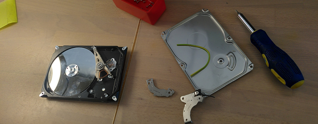 eine zerlegte Harddisk