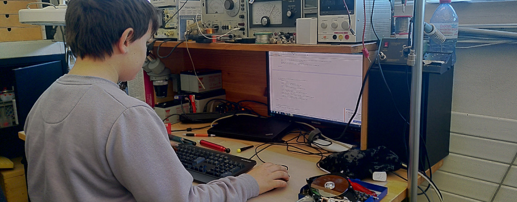 Jael programmiert eine Webseite